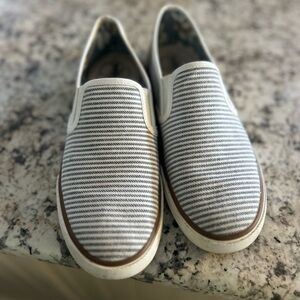 Tommy Bahama canvas slip on 9 1/2